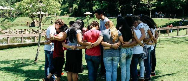 Adolescentes da IEADJO também oram por Joinville