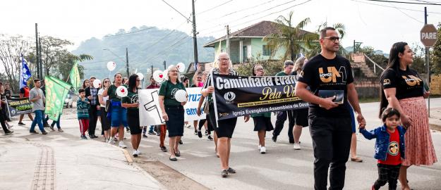 Departamento de Evangelismo realiza "Caminhada pela Vida" no bairro Paranaguamirim, região sudeste